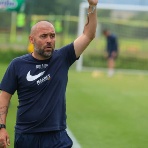 Anthony „Tony” Da Silva, antrenorul principal al Politehnicii Iași, și-a exprimat nemulțumirea după rezultatele obținute în cantonamentul din Bulgaria. Tehnicianul a spus că echipa a câștigat două meciuri, 2-1 cu FK Arkadag din Turkmenistan și 1-0 cu Sportist Svoge din Bulgaria, dar atmosfera din lot a devenit tensionată. Discuțiile despre încercarea clubului de a ieși din concordat preventiv și de a intra în insolvență au influențat starea de spirit a jucătorilor, notează ziaruldeiasi.ro.