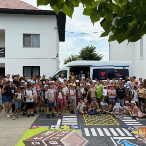 Săptămâna 11-17 iulie a adus o experiență deosebită pentru sute de copii din județul Botoșani, care au participat la o tabără organizată de poliție în cadrul activităților educative despre siguranță. Evenimentele s-au desfășurat în mai multe școli de vară, precum cele organizate de Parohia Sf. Nicolae Rădeni - Frumușica, Parohia Înălțarea Domnului Copălău și Parohia Sfântul Gheorghe Săveni, reunind în total circa 500 de copii și voluntari.