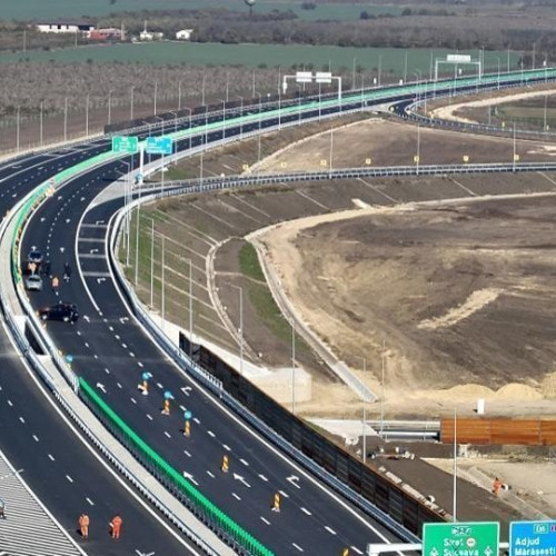 Se asterne asfalt pe lotul 2 al autostrăzii Focșani-Bacău (A7) de către constructor