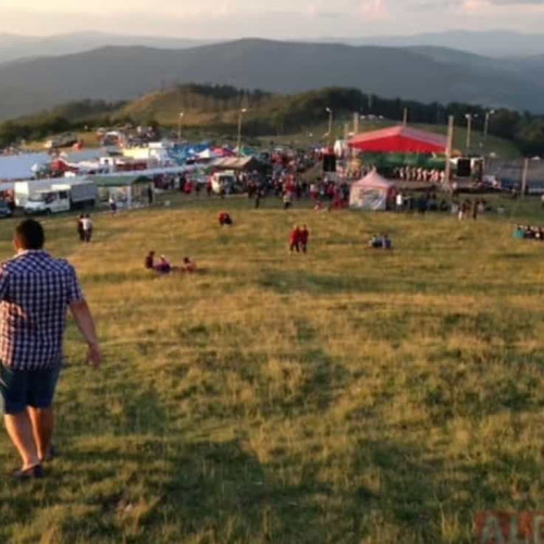 Târgul de fete de pe Muntele Gaina, o tradiție veche de peste două secole, va avea loc în weekendul 19-20 iulie. Evenimentul, care își are rădăcinile în anul 1816, este unul dintre cele mai importante din România, fiind situat în inima Munților Apuseni. Potrivit site-ului alba24.ro, târgul adună anual localnici și turiști din întreaga țară pentru a celebra tradițiile românești live, în cel mai înalt platou al munților.