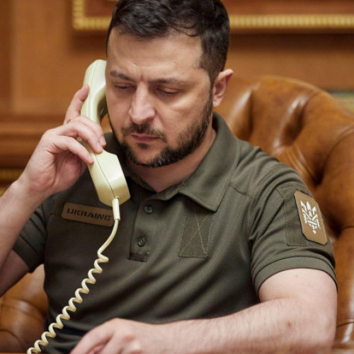 Presedintele Ucrainei, Volodimir Zelenski, a anunțat că a avut o discuție telefonică cu președintele Franței, Emmanuel Macron, despre ajutorul militar pentru Ucraina. Potrivit Kyiv Independent, Zelenski a spus că au discutat despre livrări de rachete și despre finanțarea dronelor interceptoare pentru a face față atacurilor rusești.