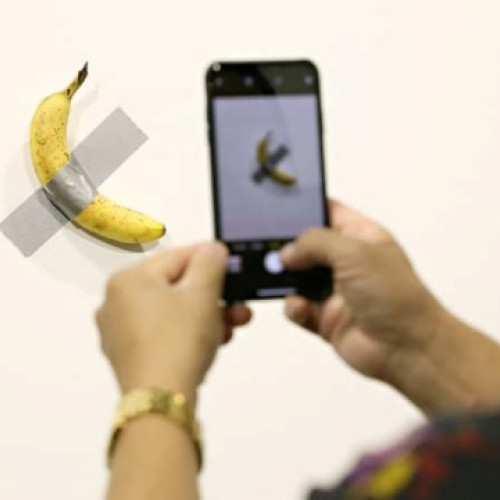 O operă de artă a lui Maurizio Cattelan, expusă la muzeu, a fost mâncată de un vizitator