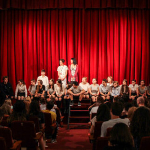 Bacău va găzdui cea de-a 26-a ediție a festivalului național de teatru pentru tineri &quot;ID Fest&quot; în perioada 19-27 august 2025. Evenimentul, cu tradiție de peste 25 de ani, va aduce la Teatrul Municipal Bacovia peste 400 de tineri pasionați de teatru din toate regiunile țării.