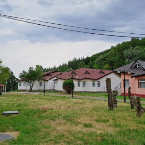 Sezonul de tabere școlare din județul Buzău, programat pentru vara anului 2025, va fi afectat din cauza lipsei de fonduri și a problemelor birocratice, anunță autoritățile locale. După sezonul estival din 2024, când 1.800 de copii, mulți dintre ei din diaspora, au petrecut vacanța la Poiana Pinului, în acest an, taberele vor rămâne închise.