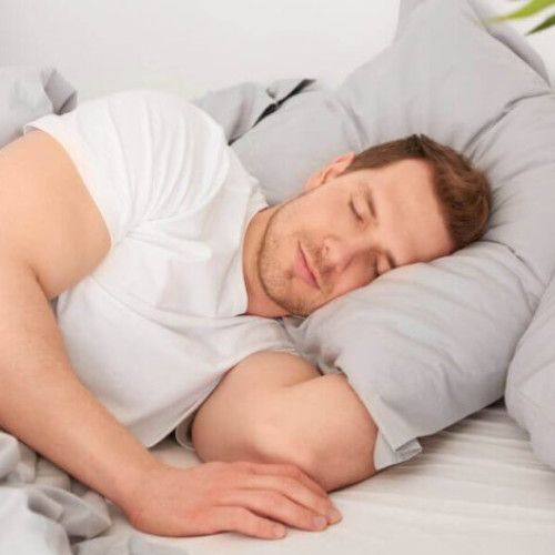 Spitalul județean de urgență din Buzău a inaugurat primul laborator de somnologie din județ, în pentru a diversifica serviciile medicale oferite pacienților. Noul laborator va permite diagnosticarea și tratamentul tulburărilor de somn, precum apneea, insomniile cronice sau sindromul picioarelor neliniștite. Potrivit managerului interimar, Sorin Pătrașcu, laboratorul va fi situat la etajul al doilea al clădirii principale a spitalului, unde vor fi amenajate patru paturi pentru monitorizarea pacienților pe timpul nopții. „Va fi un cabinet independent, cu patru paturi, pentru monitorizare. Prin această investiție, ne așteptăm să creștem numărul de pacienți și să atragem o altă categorie din comunitatea buzoiană”, a spus Pătrașcu.