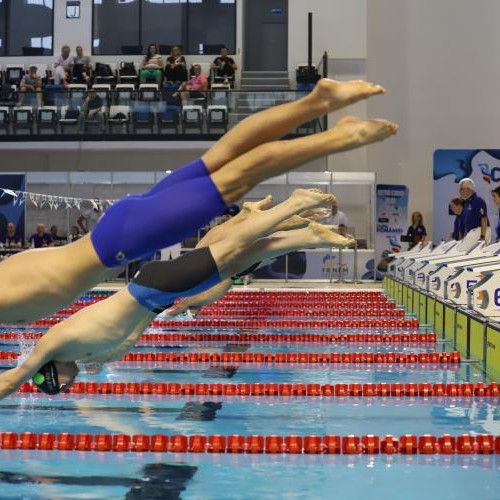 Andrei Ungur, campion la inot la clubul CS Universitatea Cluj, a avut o zi remarcabilă la Cupa României de la Târgu Mureș. Potrivit stiridecluj.ro, sportivul clujean a câștigat medalia de aur în proba de 50 metri spate cu timpul de 26,05 secunde, întrecându-i pe Luca Stefan Ichim de la AS Flykick Baia Mare și pe Albert Gabriel Cojanu de la CSU Politehnica Timișoara. În aceeași zi, Ungur a ocupat locul doi în proba de 50 metri liber, fiind doar cu puțin în urma câștigătorului, Toma Adam de la CS STiinta Bacău. Performanțele sale arată că se află în formă bună și contribuie la palmaresul echipei Universitatea Cluj în competițiile naționale de natație.