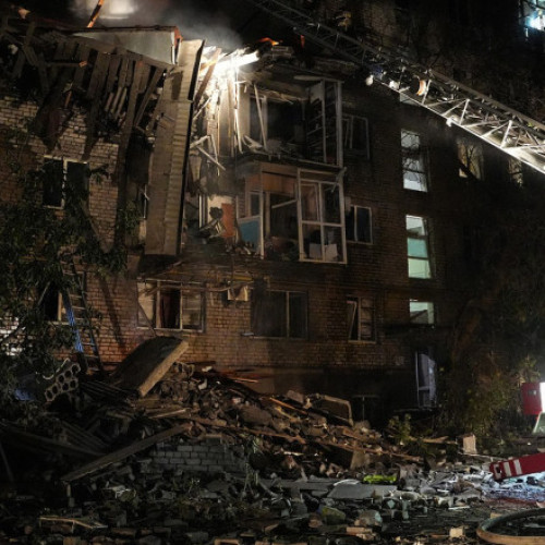 Exact în aceste zile, Kievul continuă să fie ținta unor atacuri bruște și violente cu drone și rachete, fapt semnalat de surse citate de digi24.ro. Potrivit acestora, de peste două luni, orașul se află în plină încercare a apărării împotriva unei astfel de ofensive, epuizând resursele sistemului de apărare și afectând peste 3,7 milioane de locuitori.