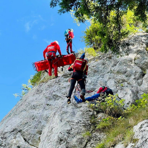 Salvamontiștii intervin pentru salvarea unei persoane blocate sub doi bolovani în Munții Bucegi