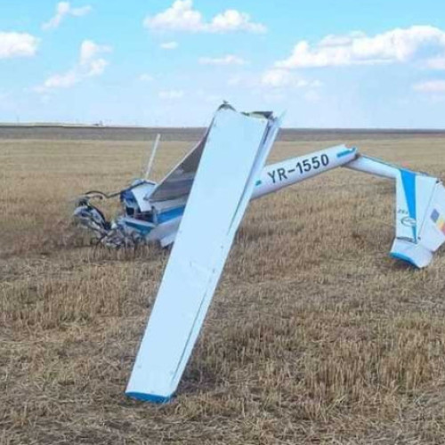 Planor prăbușit pe câmp în județul Olt, pilot decedat
