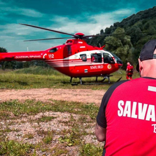 Salvamontiști din Brașov intervin pentru salvarea unei femei surprinse sub doi bolovani în Munții Bucegi