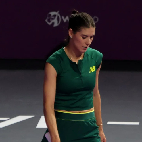 Sorana Cîrstea, a cincea jucătoare a României, a fost eliminată în semifinalele turneului WTA 250 de la Iași. Târgovișteanca a pierdut în fața favoritei numărul 6, elvețianca Jil Teichmann, aflată pe locul 102 în clasamentul WTA. Potrivit site-ului damboviteanul.com, Teichmann s-a impus cu scorul de 6-4, 6-3, după un meci de o oră și 35 de minute.