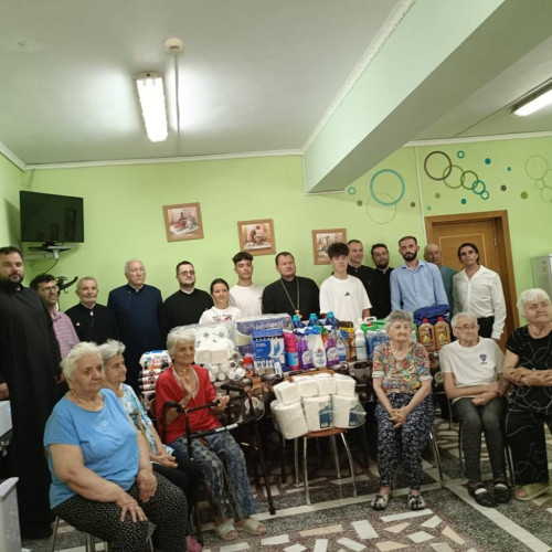 Preoți din protoieria Târgoviște Sud, alături de tineri din comitetele parohiale, au donat produse de curățenie pentru un camin de bătrâni