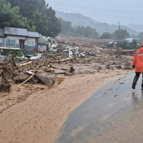 Două persoane au murit și alte două sunt date dispărute după alunecări de teren în Coreea de Sud