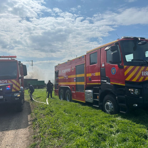 Pompierii intervin la fața locului pentru stingerea unui incendiu