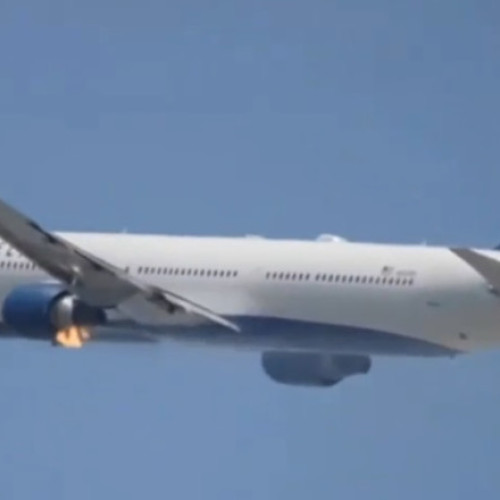 Avion cu motorele în flăcări, a făcut o aterizare de urgență la Los Angeles