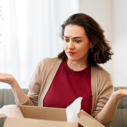 eu intenționează să ia măsuri dure împotriva platformelor de comerț online din afara Uniunii Europene, după ce mai multe investigații au arătat că se comercializează produse periculoase și toxice către consumatorii europeni. Printre platformele vizate se numără Shein și Temu, care au crescut rapid în Europa în ultimii ani, citează The Guardian.