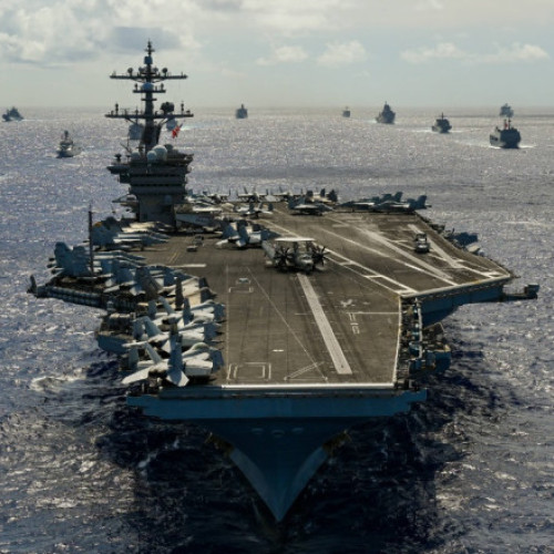 marina Statelor Unite se confruntă cu provocări majore în pregătirea pentru un conflict major, în condițiile în care greutățile legate de construcția navală și problemele de întreținere persistă. Potrivit amiralului interimar James Kilby, seful operațiunilor navale, țara are ca scop menținerea unei flote pregătite, dar provocările de lungă durată rămân. Kilby explică că marină lucrează pentru a crește nivelul de pregătire a navelor, prin îmbunătățirea proceselor de întreținere și reducerea întârzierilor, precum și prin achiziționarea de piese de schimb. El afirmă că planul este de a atinge un nivel de pregătire de 80% până în 2027, într-un context în care China se modernizează rapid și se pregătește pentru eventuale conflicte în regiunea Taiwan.