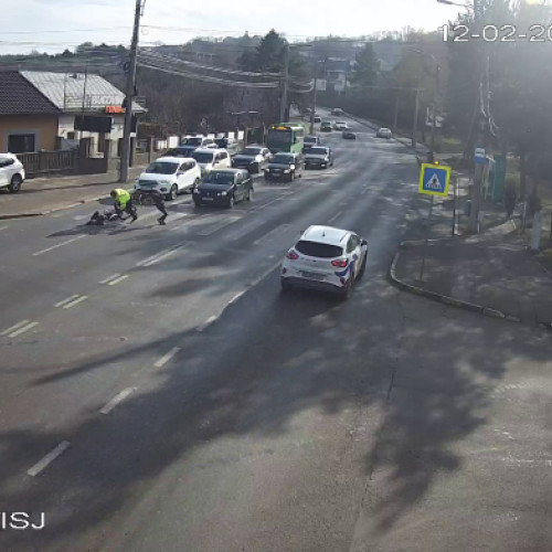 Mamă și doi copii accidentați de bicicletă pe trecerea de pietoni