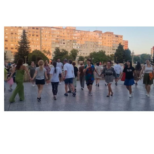 parcul de lângă Casa de Cultură din Constanța rămâne un loc plin de viață, chiar dacă are alei crăpate și toalete insalubre