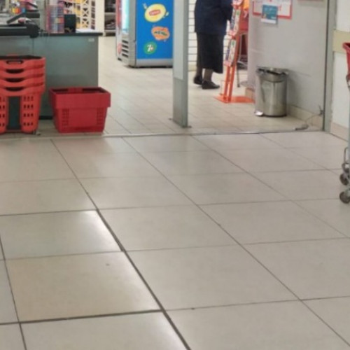 Femeie din Galați rămâne fără portofel cu 500 de lei, în urma unui furt într-un supermarket din Targu-Ocna