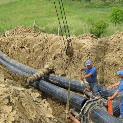 Primarii din întreaga țară, inclusiv cei din Botoșani, ar putea fi afectați de o schimbare importantă în modul de finanțare a proiectelor. Ministrul Dezvoltării, Cseke Attila, a anunțat că în acest an nu vor mai fi alocate fonduri pentru anumite investiții în infrastructură, precum cele de apă, canalizare, drumuri, poduri și rețele de gaz.