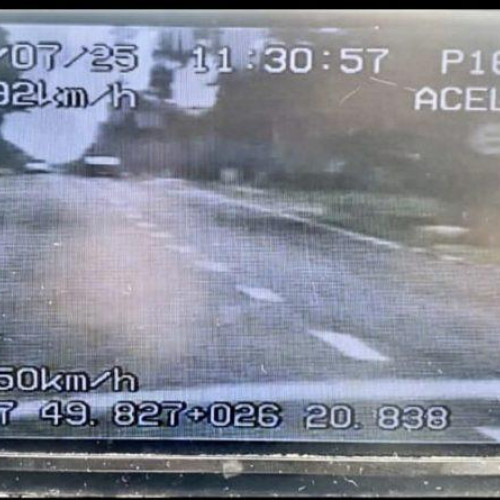 Tânără șoferiță, urmărită de poliție după un incident rutier, a primit o amendă drastică și i s-a suspendat permisul de conducere