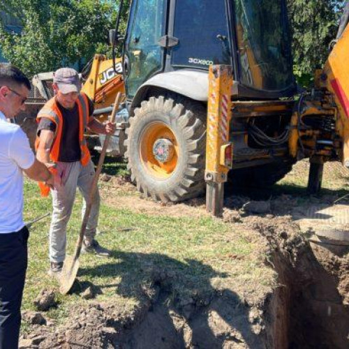 Primul proiect de extindere a rețelei de apă din ultimii douăzeci de ani în comuna Vârfu Câmpului, județul Botoșani, a fost anunțat oficial de primarul Ovidiu Domanco. Acesta vizează conectarea comunei la o nouă rețea de aducțiune a apei de la stația de tratare Bucecea, pentru a asigura accesul la apă potabilă tuturor locuitorilor. Potrivit edilului, o nouă conductă va fi pusă în funcțiune, care va lega stația de tratament de rețeaua de apă existentă în comună, ce se află în curs de construcție.