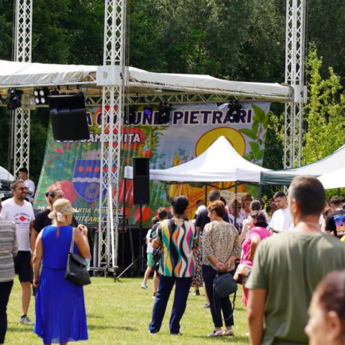 comunitatea din pietrari de sărbătorește dublu ocazie