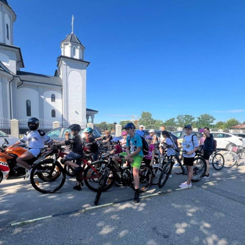 cea de a încheia școala de vară de la Colegiul Național Ion Luca Caragiale din Moreni s-a desfășurat cu succes în weekend, printr-o aventură pe două roți. Participanții, aproape 30 de copii și părinți, au ieșit din spațiul școlii pentru a descoperi comunitatea și a petrece timp în aer liber, pedalând.