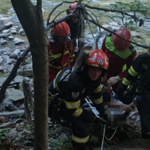 bărbat și femeie salvați după ce au căzut într-o prăpastie în Defileul Jiului