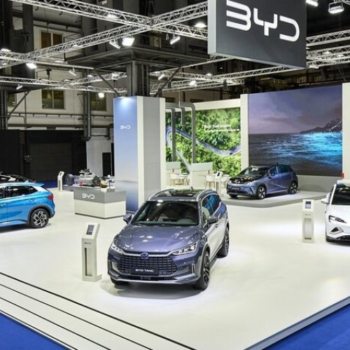 Byd, compania chineză care a intrat pe piața din România în aprilie-mai, are cu greu două înmatriculări în primele două luni de activitate, potrivit datelor de la Profit.ro. Reprezentanții firmei explică absenta mașinilor de pe piață, menționând că în iulie au ajuns primele 500 de unități în țară, ceea ce ar trebui să crească numărul de înmatriculări în lunile următoare, având în vedere procesul de înmatriculare lung.