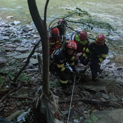 bărbat și femeie salvați după cădere de pe Defileul Jiului