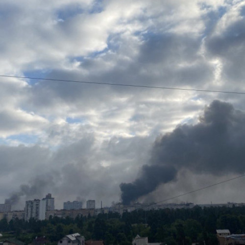 Rusia a lansat un nou atac cu drone și rachete asupra Ucrainei în noaptea de duminică spre luni, ucigând cel puțin o persoană și provocând incendii în Kiev, au declarat oficialii capitalei ucrainene. Primarul Kievului, Vitali Klitschko, a precizat că echipele de salvare și medicii acționează în patru cartiere ale orașului. Potrivit Reuters, citată de News.ro, mai multe clădiri, inclusiv o stație de metrou din centrul Kievului, magazine, case și o grădiniță, au fost avariate în urma atacurilor.