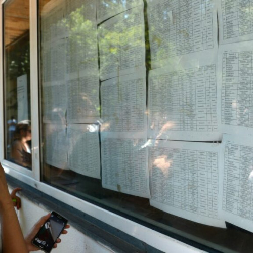 Rezultatele finale ale examenului național de definitivare în învățământ, sesiunea 2025, vor fi afișate astăzi, 21 iulie, atât la centrele de examen, cât și pe platforma oficială definitivat.edu.ro. Potrivit sursei, validarea acestor rezultate prin ordin al ministrului educației este programată pentru perioada 24 iulie - 14 august.