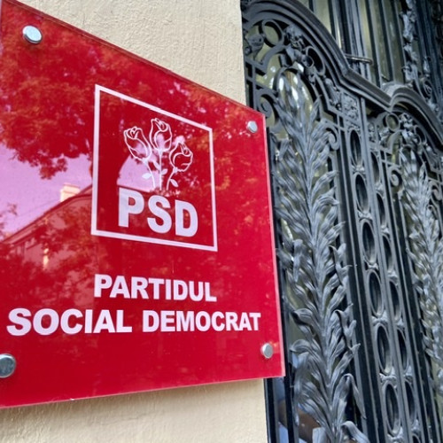 Secretarul general al PSD, Paul Stănescu, afirmă că cel mai simplu ar fi fost ca partidul să rămână în opoziție, dar social-democrații au ales să intre la guvernare pentru a sprijini dezvoltarea României și pentru a îmbunătăți nivelul de trai al românilor.