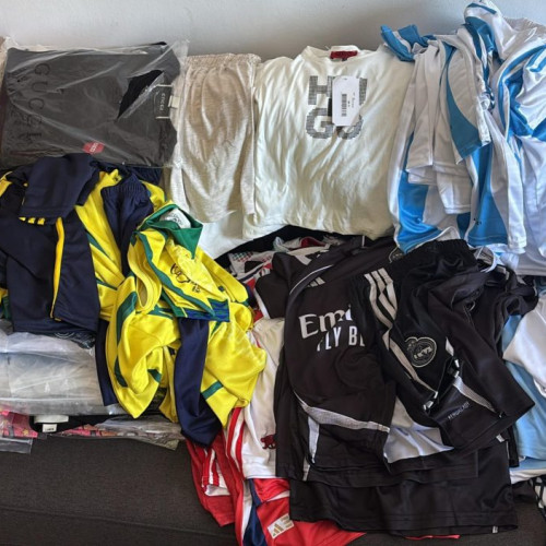 Magazin cu haine contrafăcute descoperit la Eforie Nord