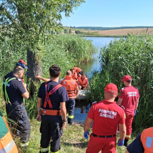 Un pescar salvat după ce barca sa gonflabilă a explodat pe iazul Serbauti