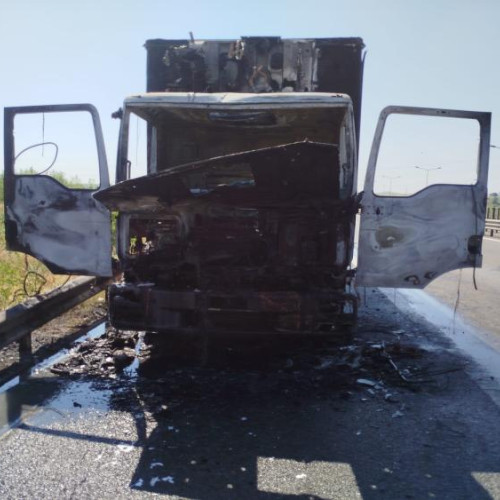 camion cuprins de flăcări pe autostrada A3, la Turda