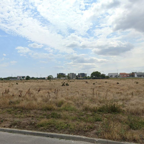 Primăria Constanța a emis un certificat de urbanism pentru un teren situat pe strada Fântânele, nr. 9, lot 2/2, conform informațiilor publicate pe ziarulamprenta.ro. Documentul, cu numărul 1558 și datat 21 iulie 2025, a fost eliberat pentru autorizarea dezmembrării unei suprafețe de 17.000 de metri pătrați în trei loturi. Potrivit autorităților, această procedură are ca scop pregătirea terenului pentru tranzacții imobiliare și eventuale proiecte de dezvoltare.