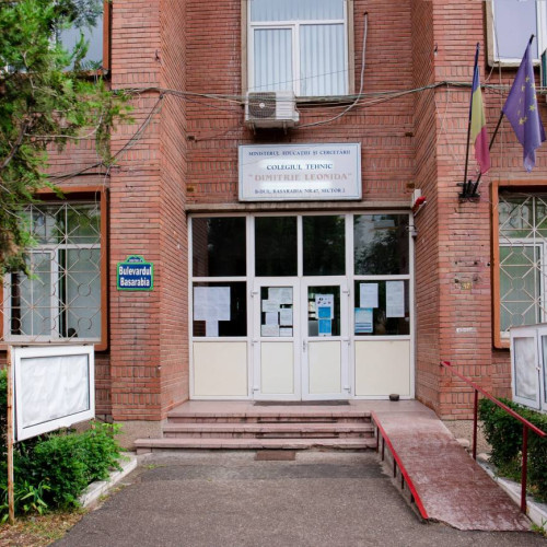 Anchetă la un liceu din Capitală: Elevul care a utilizat spray-ul paralizant în hol cercetat de autorități