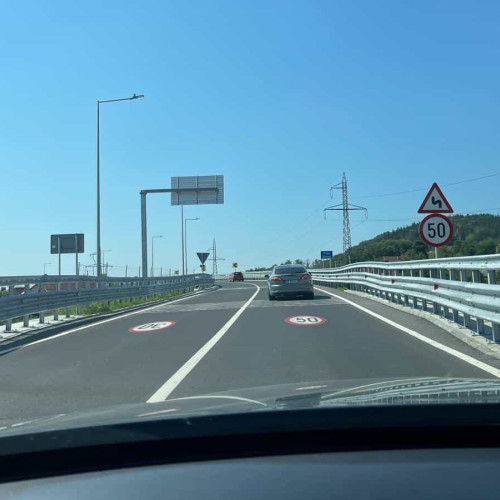 Drumul național DN 73C, cheia conexiunii între Curtea de Argeș și Râmnicu Vâlcea, a fost parțial modernizat și asfaltat, conform raportărilor recente. Acesta, cunoscut și ca „lotul 6” al autostrăzii Sibiu – Pitești, facilitează traversarea zonei între DN 7 Valea Oltului și autostrada A1, până când proiectul de autostradă va fi finalizat integral.