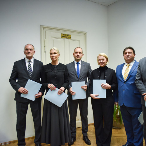 Niciunul dintre deputații din Sibiu nu a fost înregistrat cu absențe nemotivate în prima jumătate a anului, conform unui raport primit de la Camera Deputaților, notează hotnews.ro. Pe lista deputaților de Sibiu se află Adrian Echert, Nicolae Mirel Ion, Sebastian Andrei Kroncsis, Fabian Cristian Radu, Bogdan Trif și Raluca Turcan. Aceștia fie nu au lipsit de la ședințe, fie au adus motive pentru absențe, dacă nu au fost prezenți.