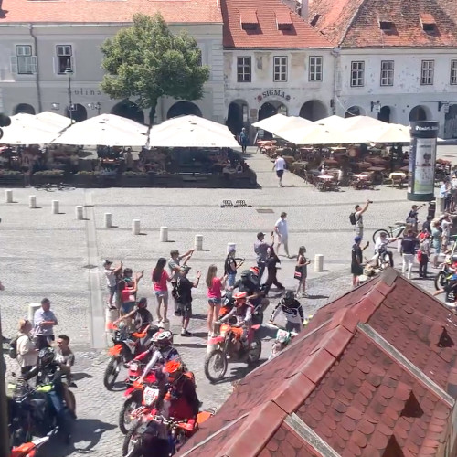 Motocicliștii participanți la Red Bull Romaniacs au defilat în centrul Sibiului înainte de startul concursului