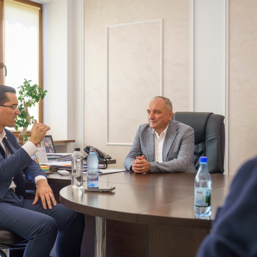 improvizatie: oficiali ai federatiei române de fotbal la neamt pentru noi parteneriate în sport