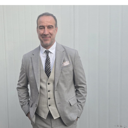 Serban Pavlu, unul dintre cei mai apreciați actori români, a fost implicat recent într-un nou proiect teatral și cinematografic care a atras atenția publicului și criticilor deopotrivă. Acesta face parte din distribuția spectacolului „Bazinul de nord,” de Rajiv Joseph, în regia lui Alexandru Mazgareanu, care a avut premiera recentă. Potrivit ziarului amprentă.ro, Pavelu și Vlad Linta interpretează personaje ce reflectă teme profunde precum moralitatea, puterea și iertarea, ilustrând complexitatea vieții de adolescent și problemele legate de diferențele de rasă, religie și bogăție.