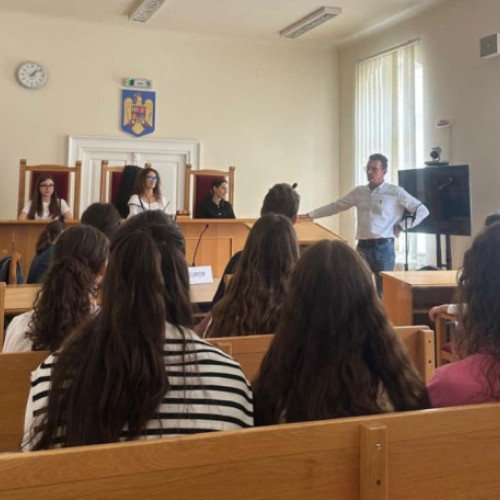 Tineri liceeni din Oradea și din alte localități învață despre drept în cadrul unui proiect educațional