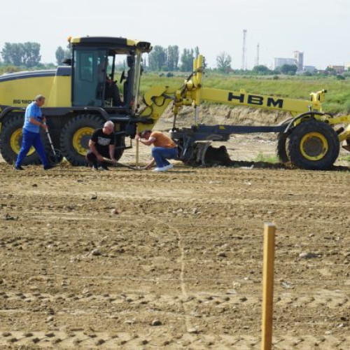 O nouă platformă pentru gestionarea deșeurilor vegetale, construită în comuna Maracineni, a fost recent inaugurată, după finalizarea lucrărilor. Autoritățile locale, reprezentate de primarul Constantin Dumitru și administratorul public Bianca Costin, au vizitat obiectivul situat pe o suprafață de 400 de metri pătrați, în zona islazului comunal, la capătul străzii Balastierei.
