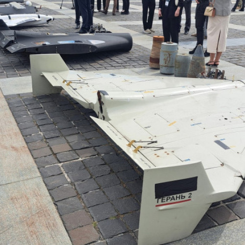 Fabrica din Rusia, descrisă ca fiind cel mai mare producător de drone de atac din lume, a fost prezentată într-un documentar difuzat de canalul de televiziune al armatei, Zvezda. În imagini, se pot vedea și adolescenți implicați în fabricarea dronelor kamikaze utilizate pentru atacurile asupra Ucrainei, relatează Reuters.