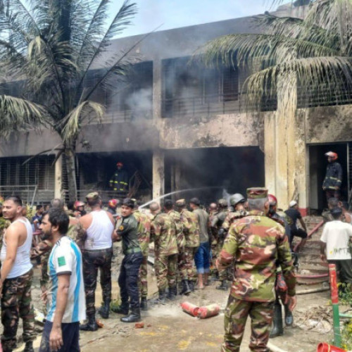 Avion de antrenament al forțelor aeriene din Bangladesh s-a prăbușit într-un campus școlar, omorând cel puțin 31 de persoane