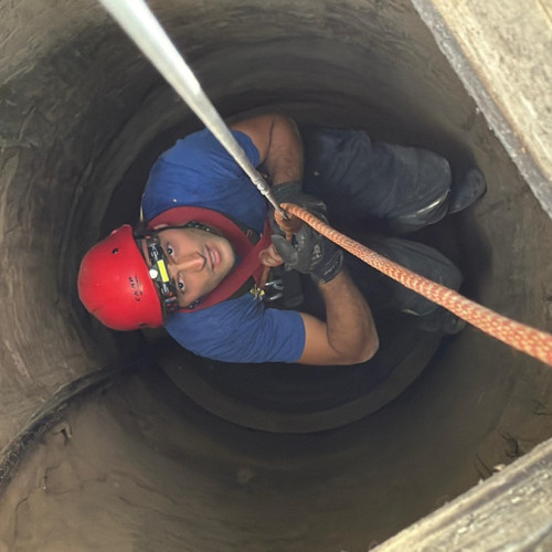 Pompierii au salvat o cățelușă și puiul ei dintr-o fantană adâncă de circa 12-15 metri